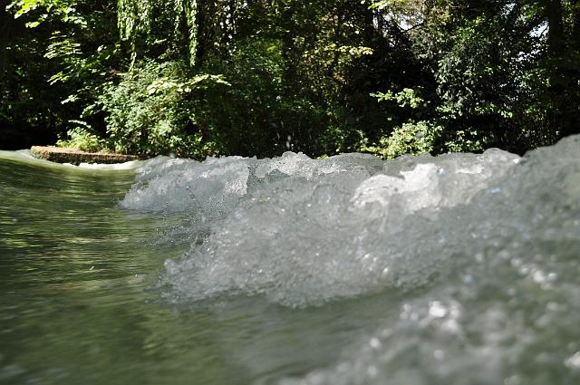 Muenchen 2011 074.jpg - München Snackline  über den Eisbach im englichen Garten